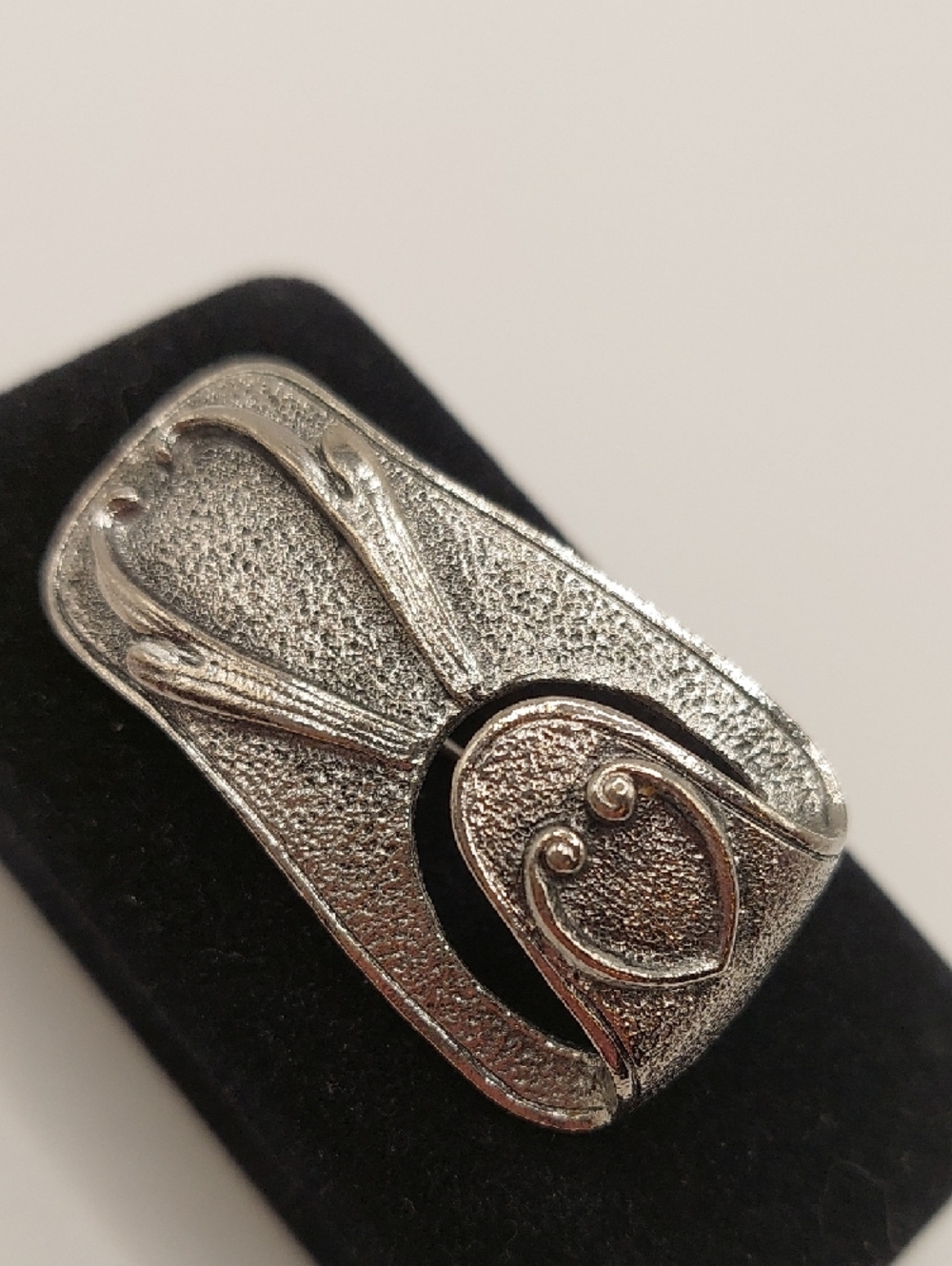 Sarah Coventry Vintage 1973 Hammered Silvertone Glasses Holder Heart Brooch Pin - Picture 9 of 13